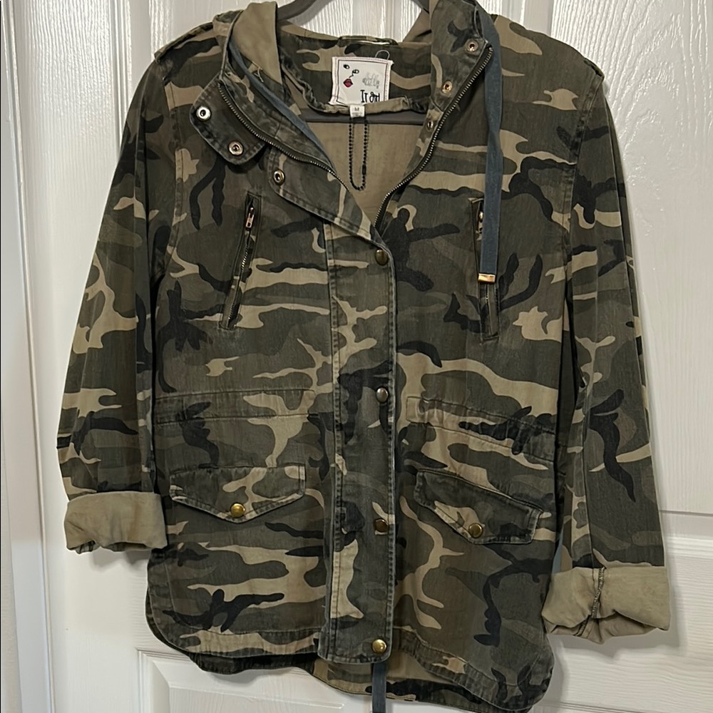 Camouflage hoodie Jacket with Utility Design and Rolled Sleeves